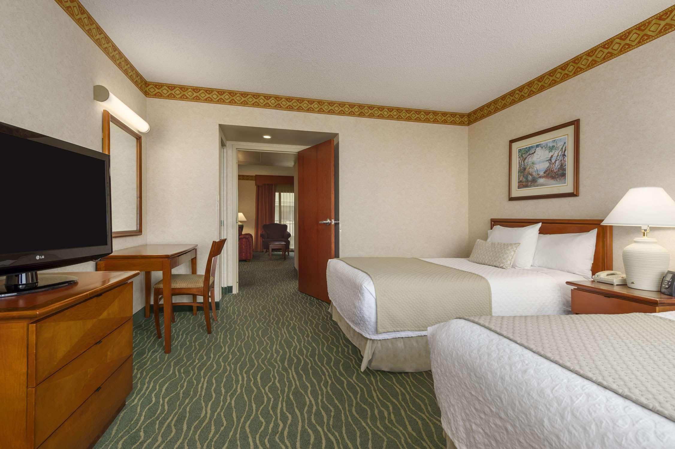 Embassy Suites By Hilton Tampa Usf Near Busch Gardens Exterior photo