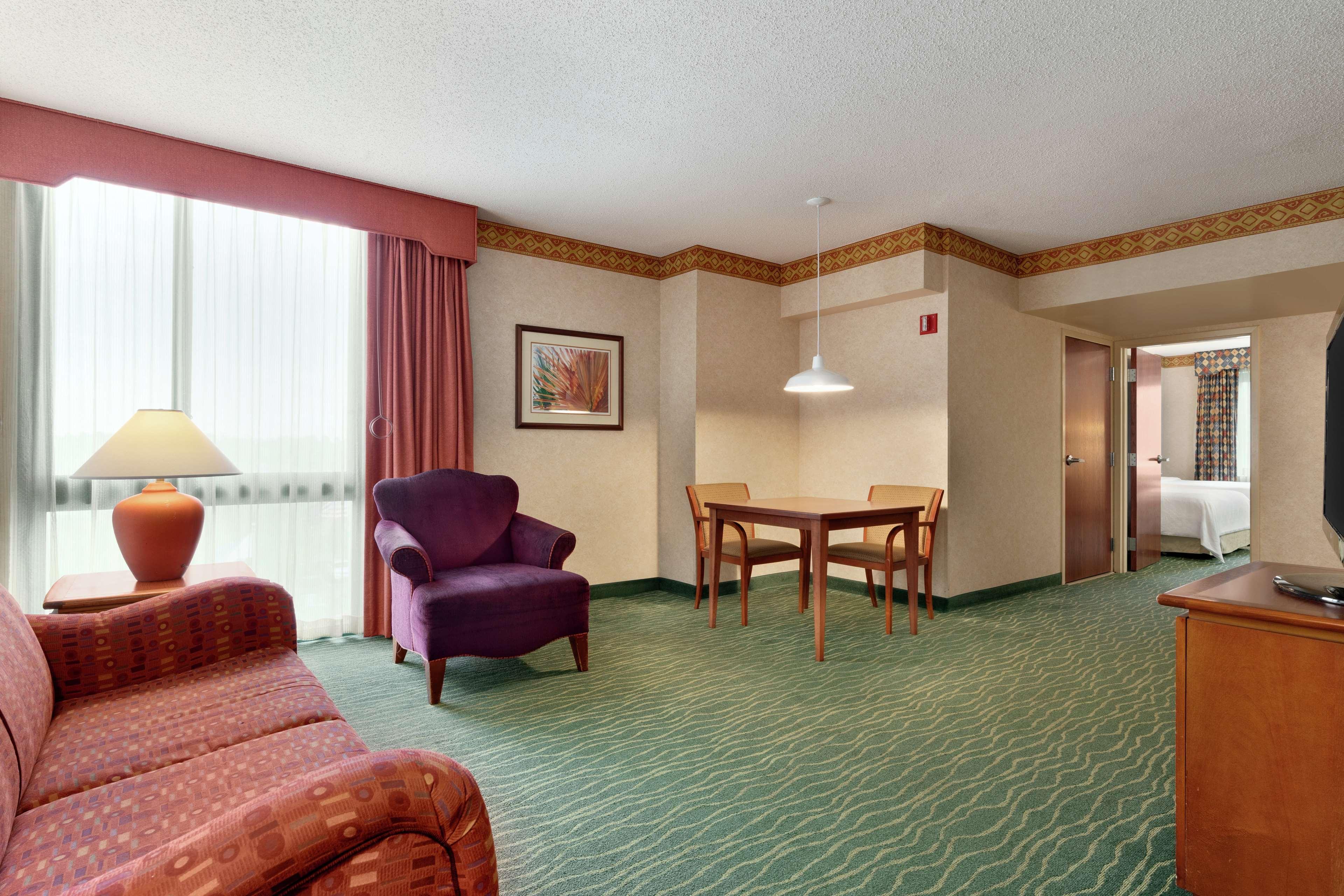 Embassy Suites By Hilton Tampa Usf Near Busch Gardens Exterior photo