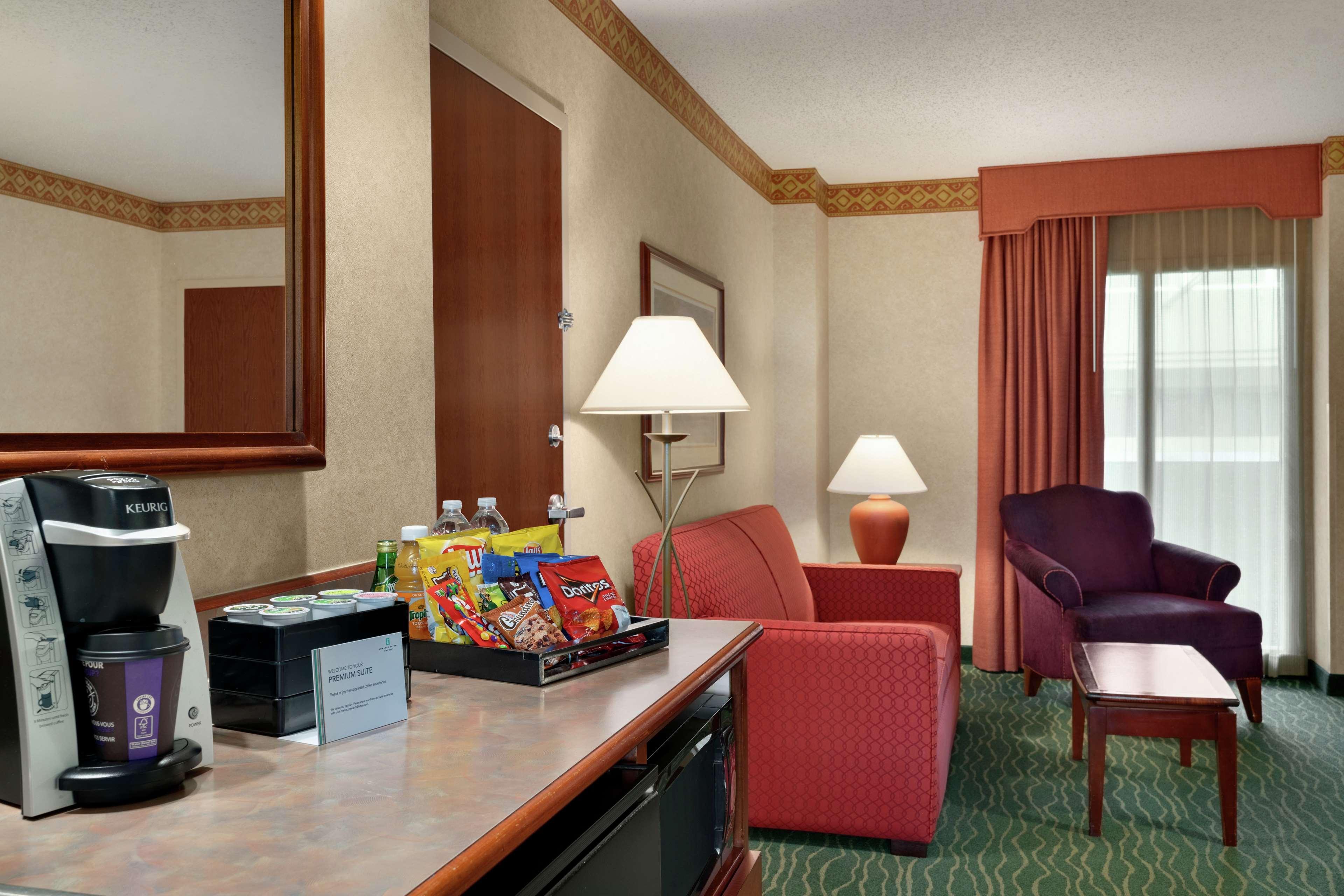 Embassy Suites By Hilton Tampa Usf Near Busch Gardens Exterior photo