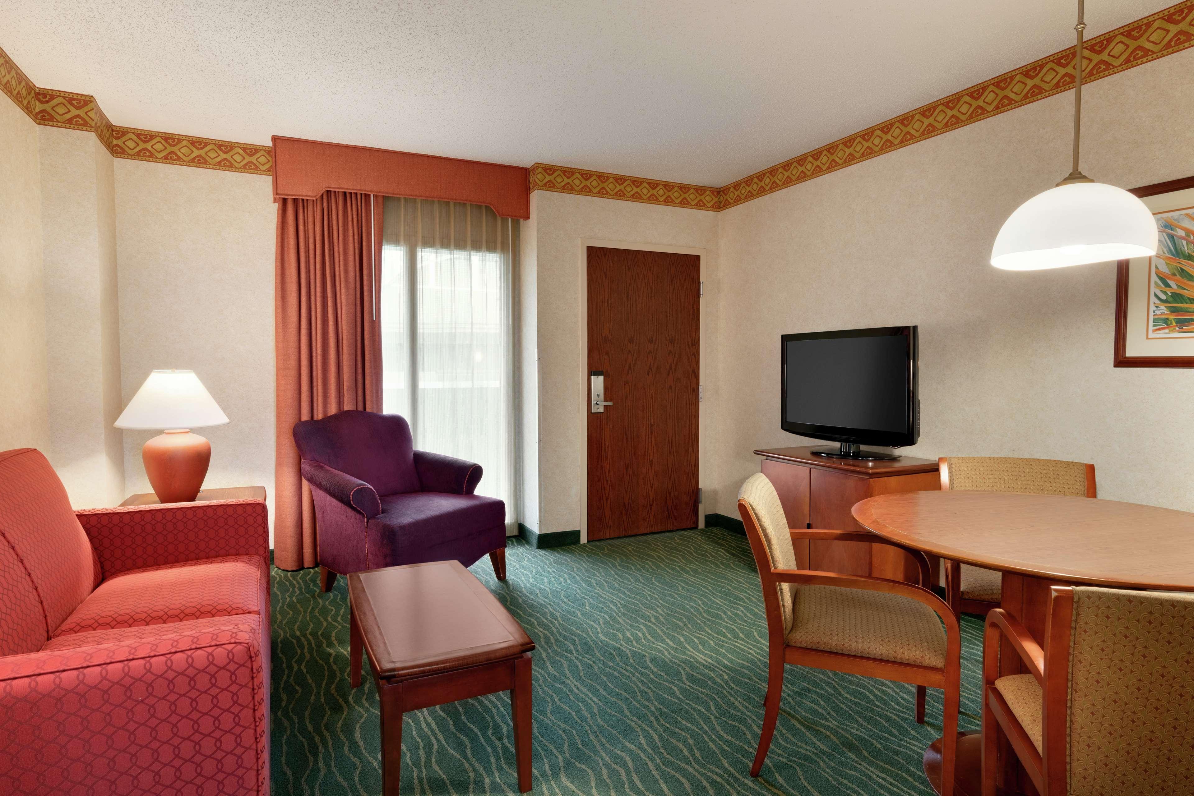 Embassy Suites By Hilton Tampa Usf Near Busch Gardens Exterior photo
