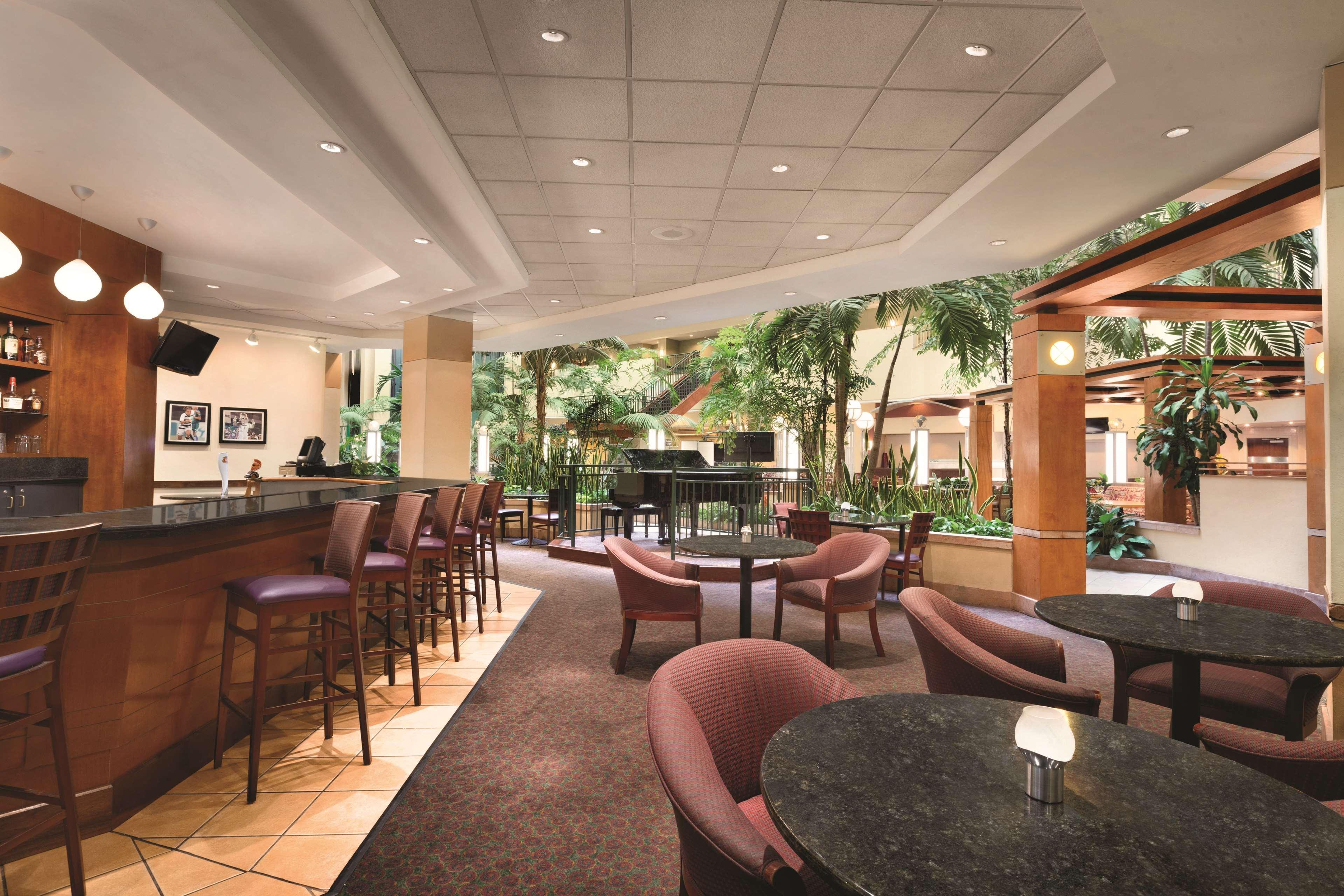 Embassy Suites By Hilton Tampa Usf Near Busch Gardens Exterior photo