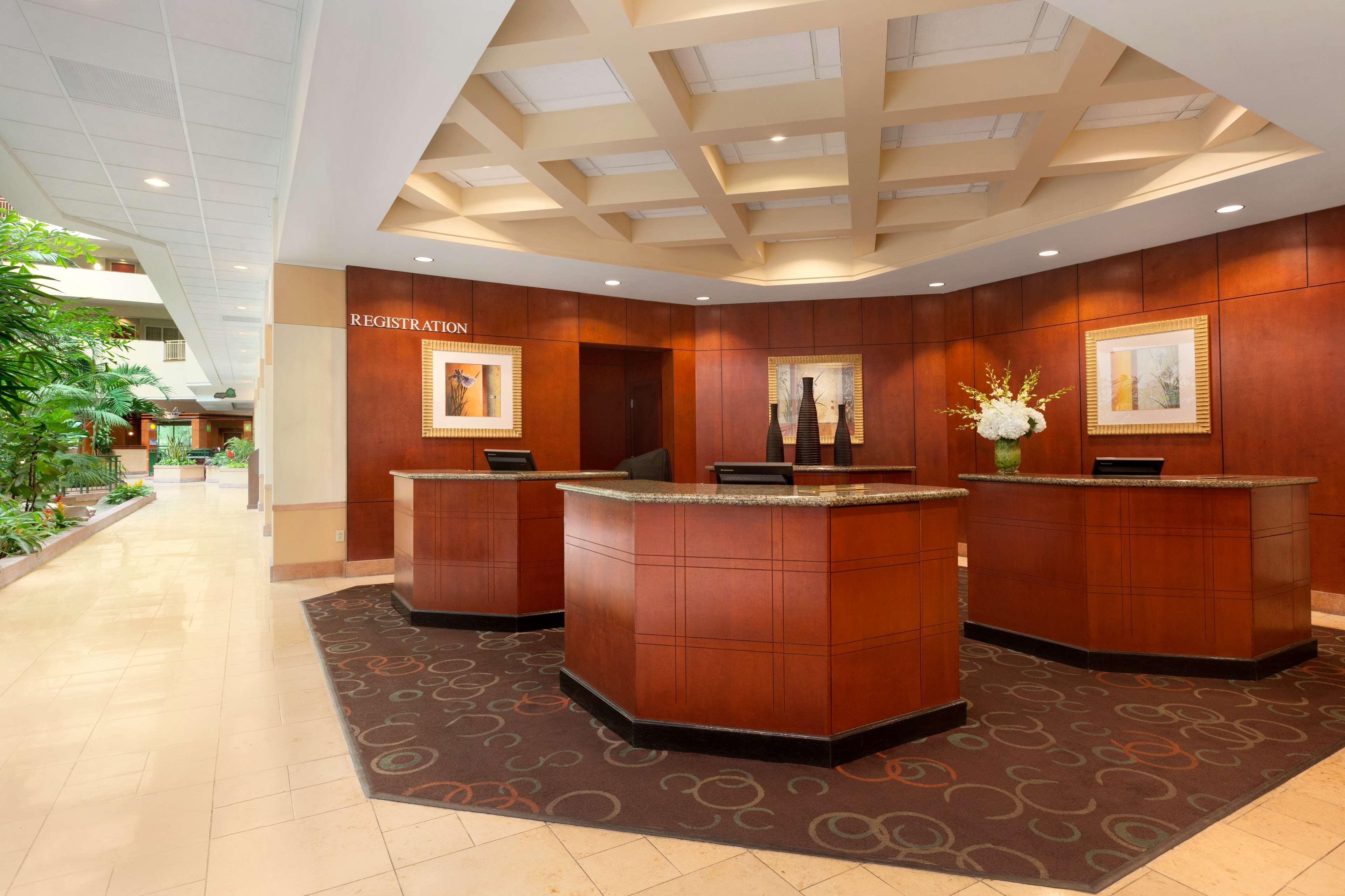 Embassy Suites By Hilton Tampa Usf Near Busch Gardens Exterior photo