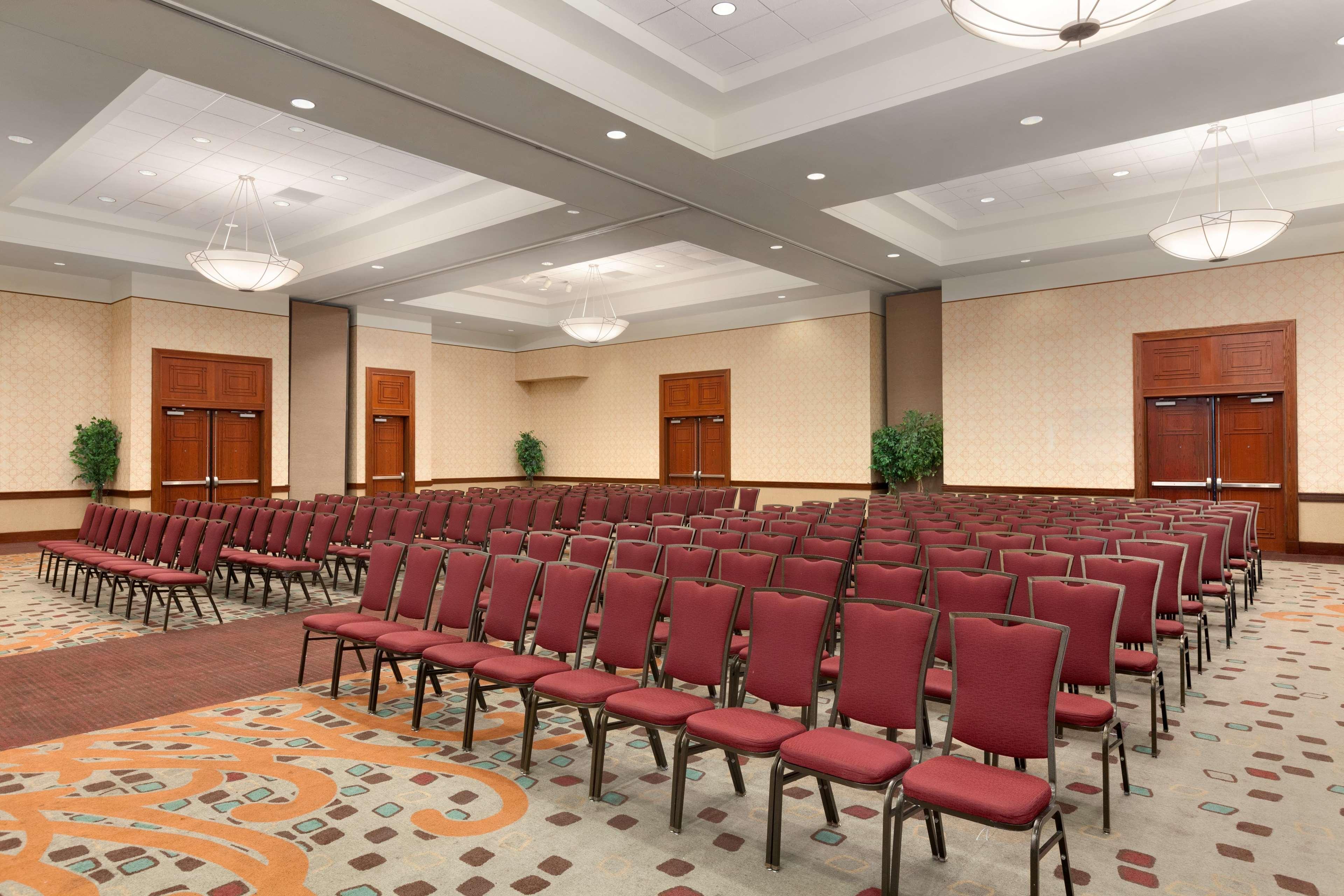 Embassy Suites By Hilton Tampa Usf Near Busch Gardens Exterior photo