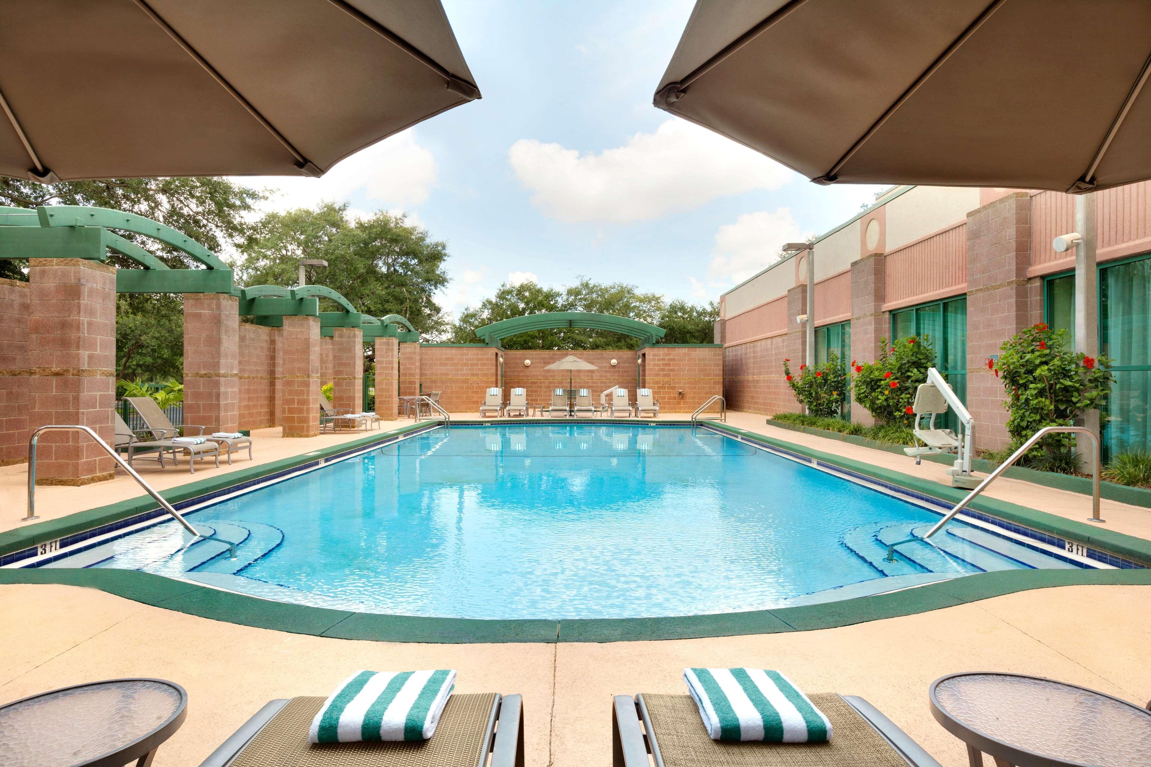 Embassy Suites By Hilton Tampa Usf Near Busch Gardens Exterior photo