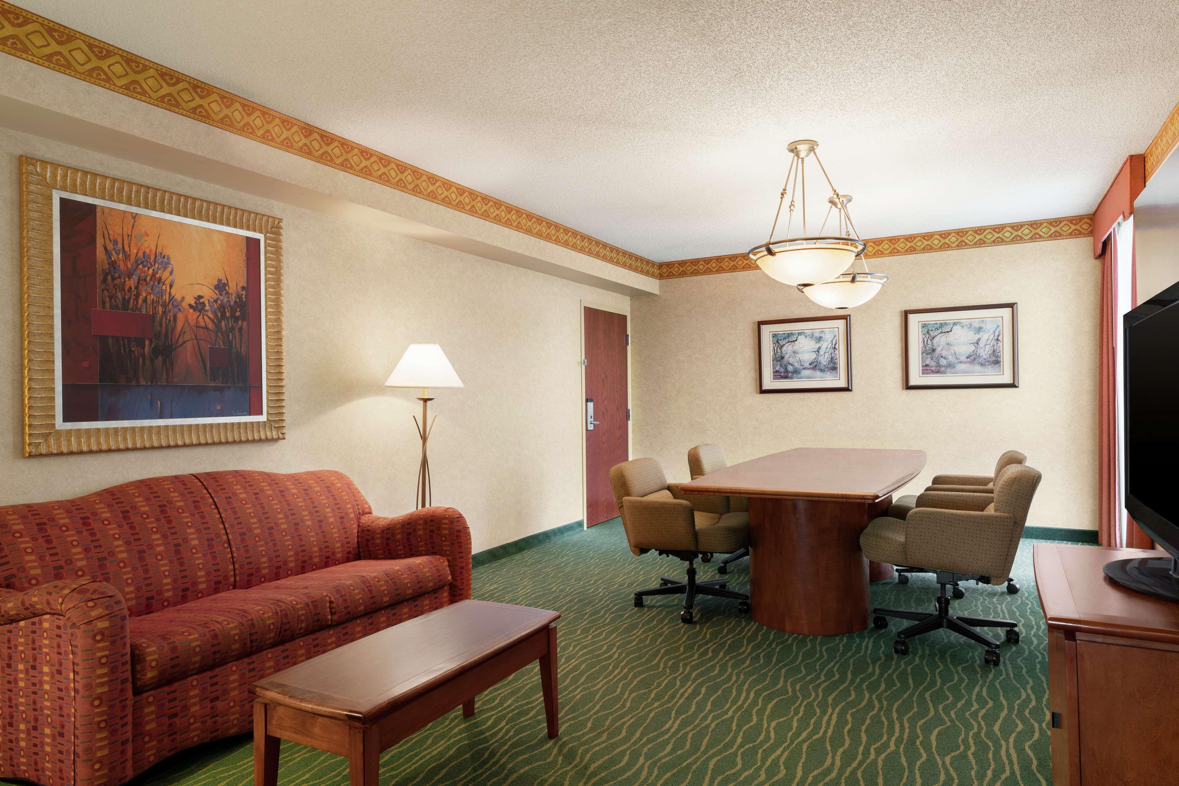 Embassy Suites By Hilton Tampa Usf Near Busch Gardens Exterior photo
