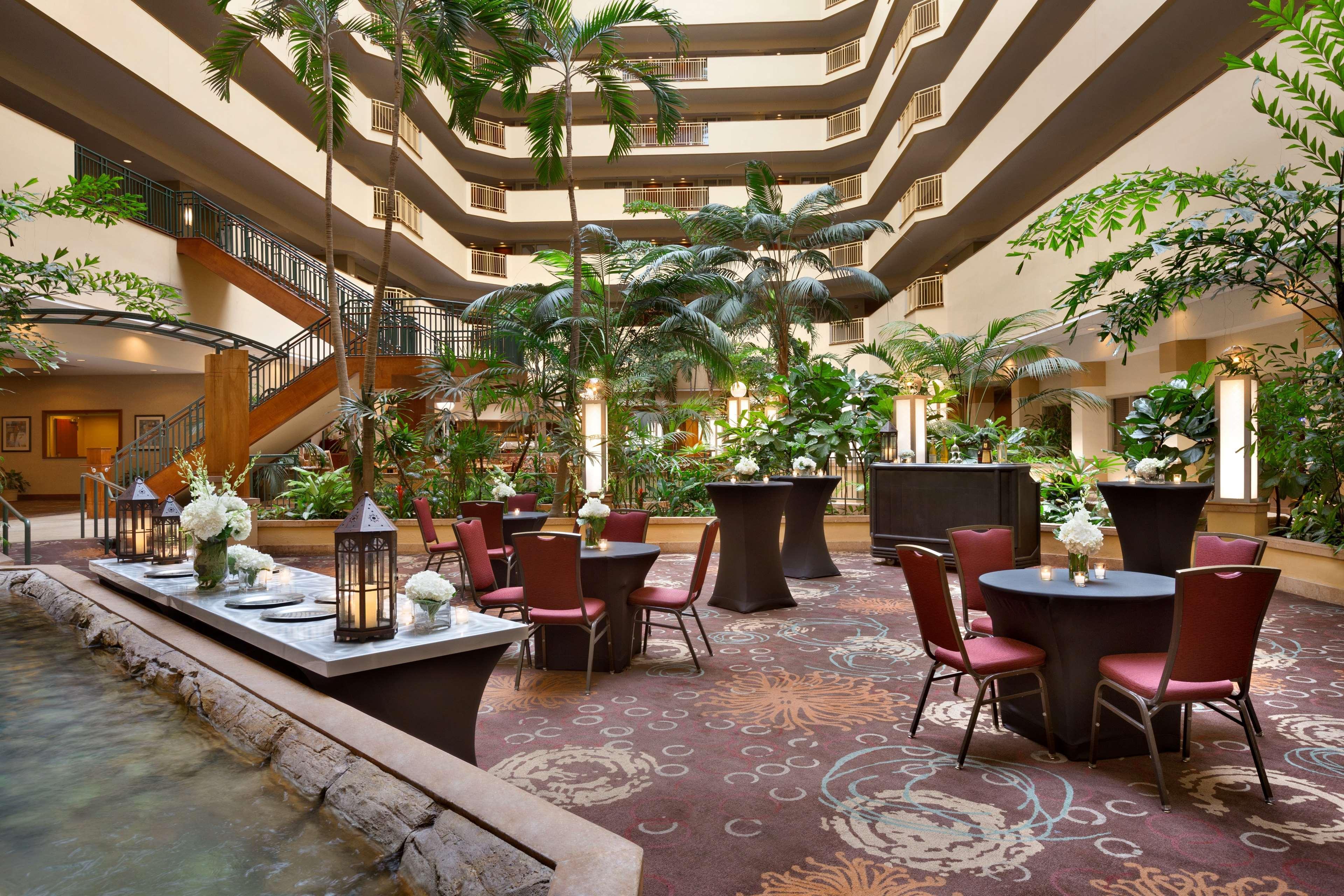 Embassy Suites By Hilton Tampa Usf Near Busch Gardens Exterior photo